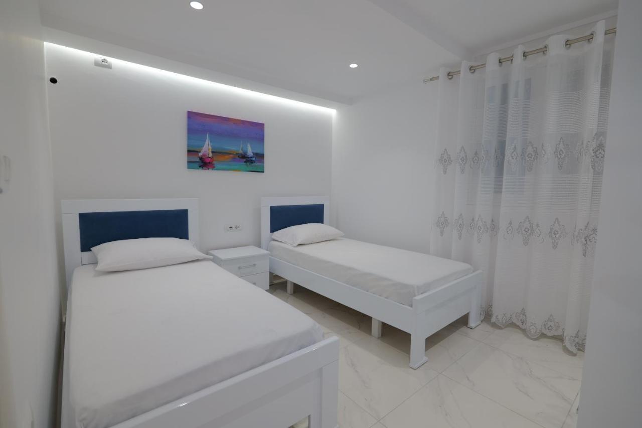 Twins Villa Sarande Bagian luar foto